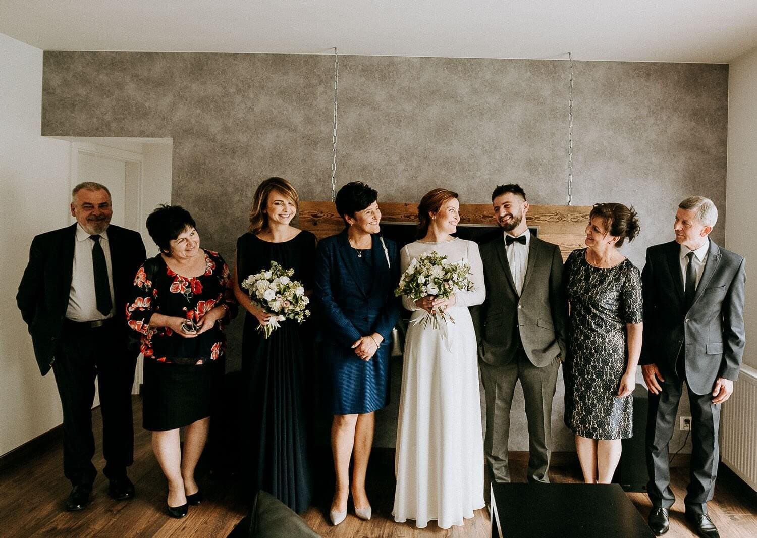 zdjecie grupowe z najblizasza rodzina tuz przed wyjsciem do kosciola