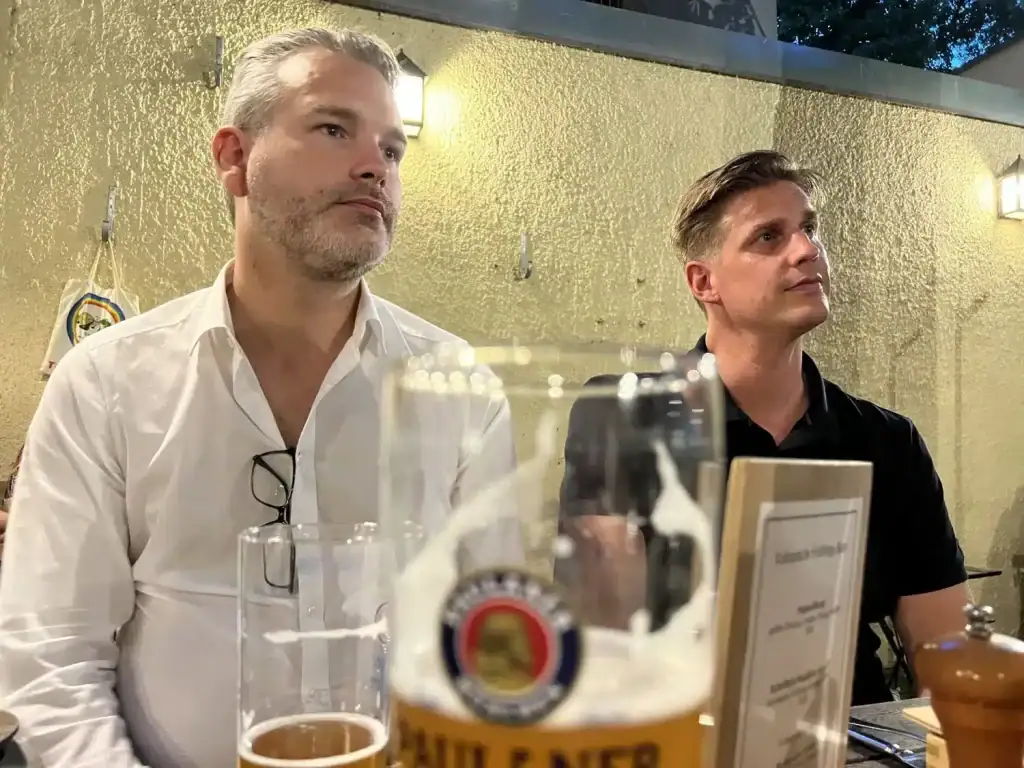 Ivo SPARIDAENS & Paul RASSIN (Aequo Audio) dans un restaurant à Munich