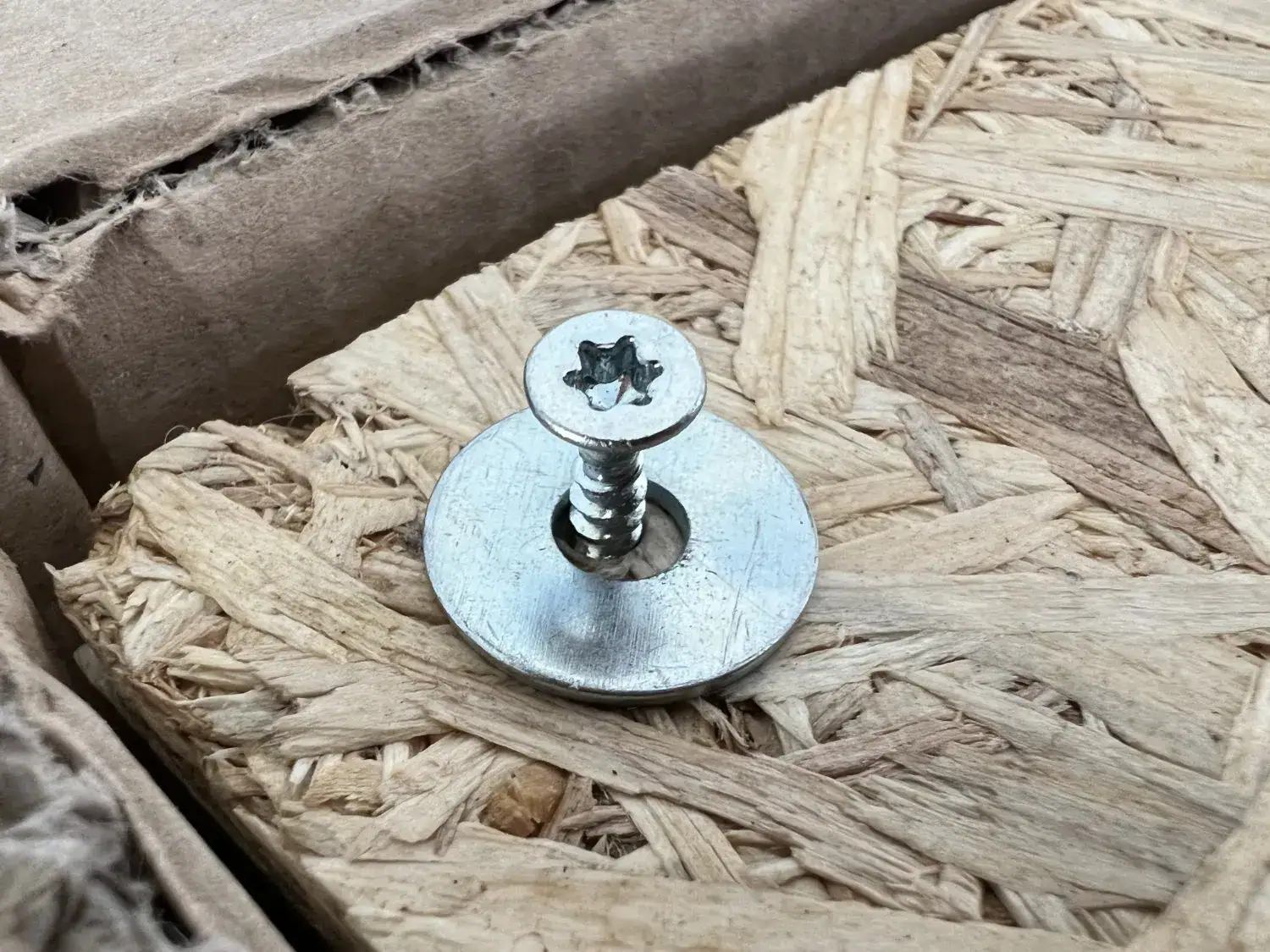 Aequo Audio Stilla actives zoom sur le système de verrouillage des caisses de transport