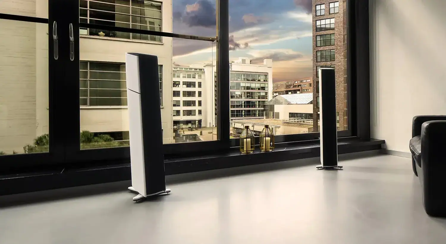 Aequo Audio Stilla hybrides devant une baie vitrée 2