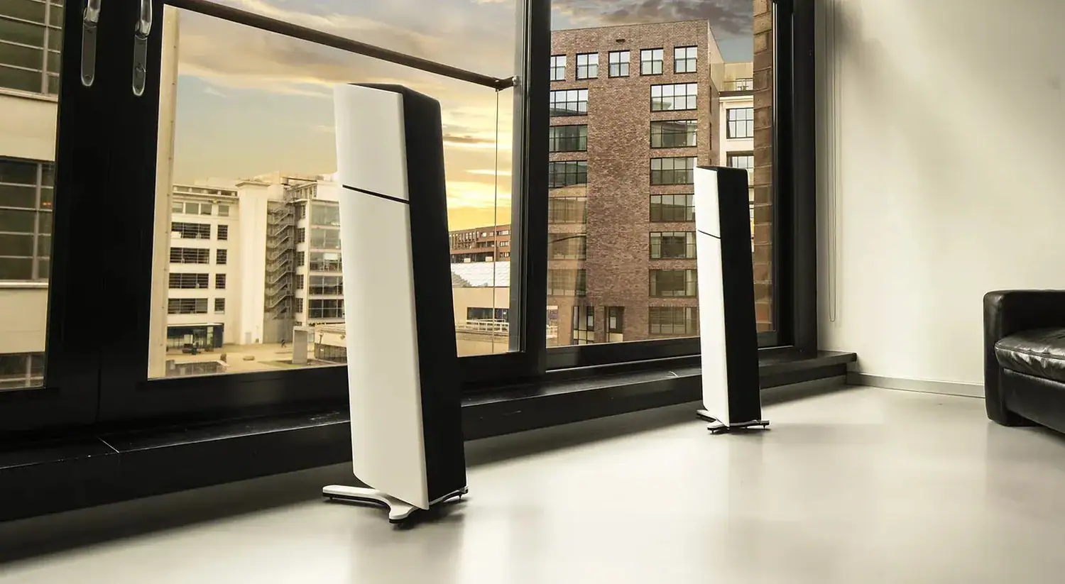 Aequo Audio Stilla actives devant une baie vitrée proches