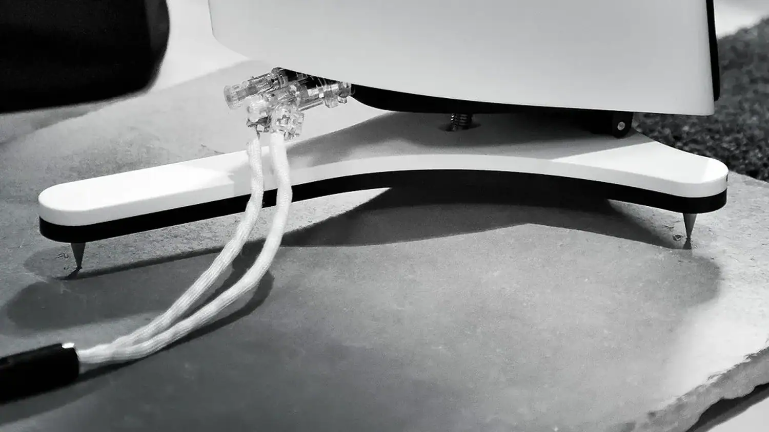 Aequo Audio Stilla hybrides zoom sur le pied et la connexion des enceintes avec l'amplificateur