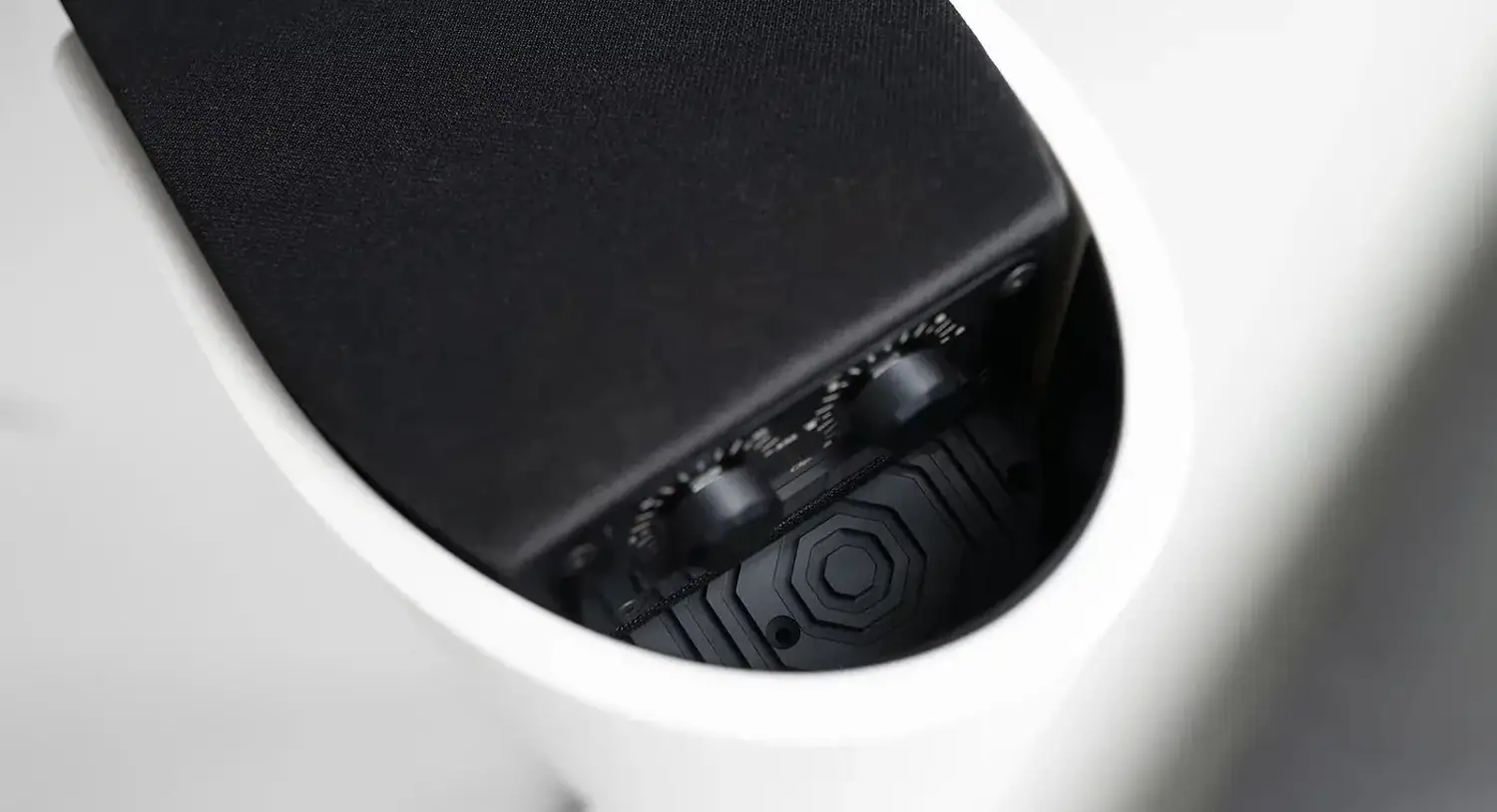 Aequo Audio Stilla hybrides zoom sur les deux boutons de commande situés en haut de l'enceinte