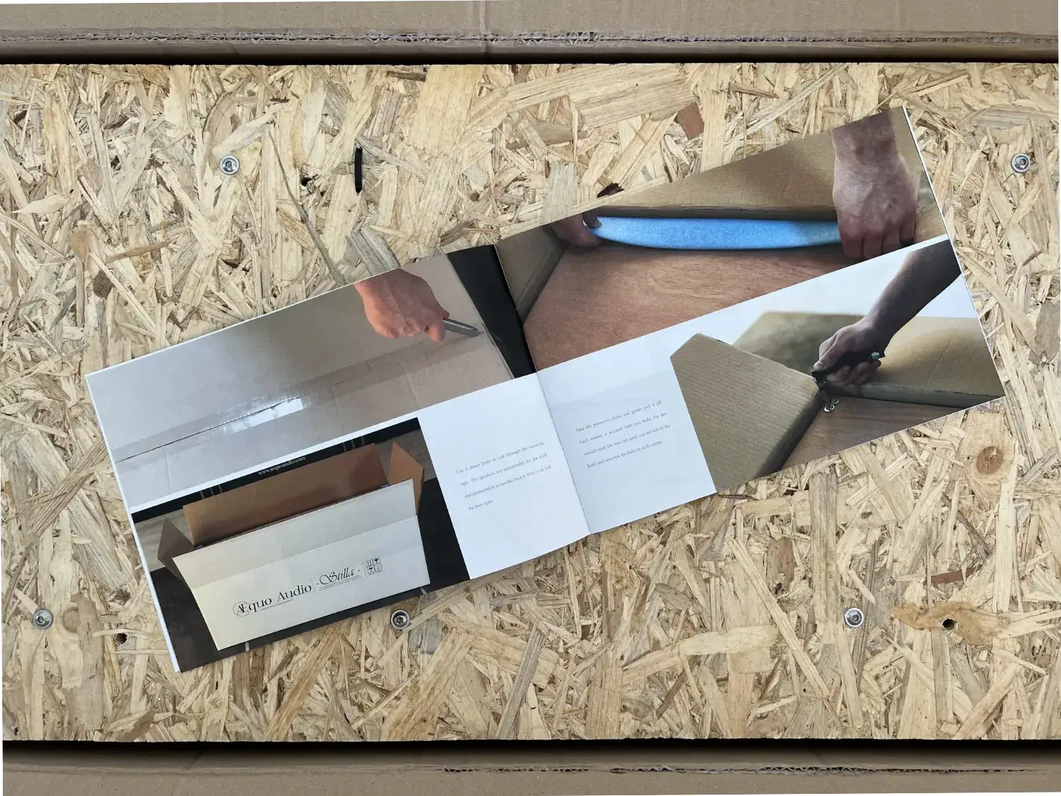 Aequo Audio Stilla actives zoom sur la documentation papier en couleur