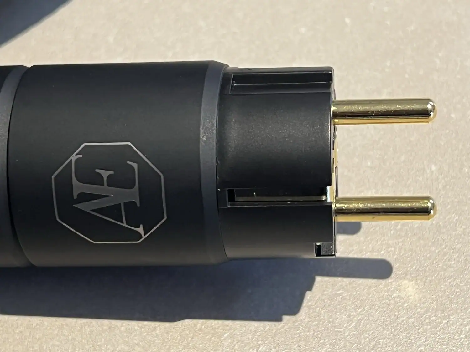 Aequo Audio câble alimention Exclusive 100cm zoom sur le fiche murale