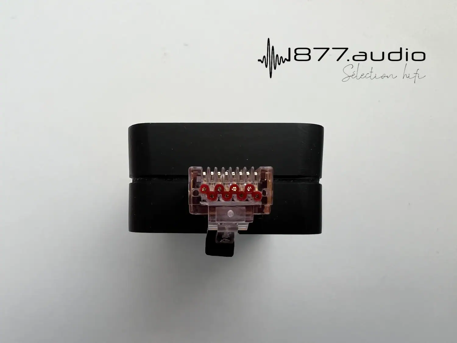 CAD Ethernet Control vu de face avec le port RJ45 mâle au premier plan avec le logo 1877.audio