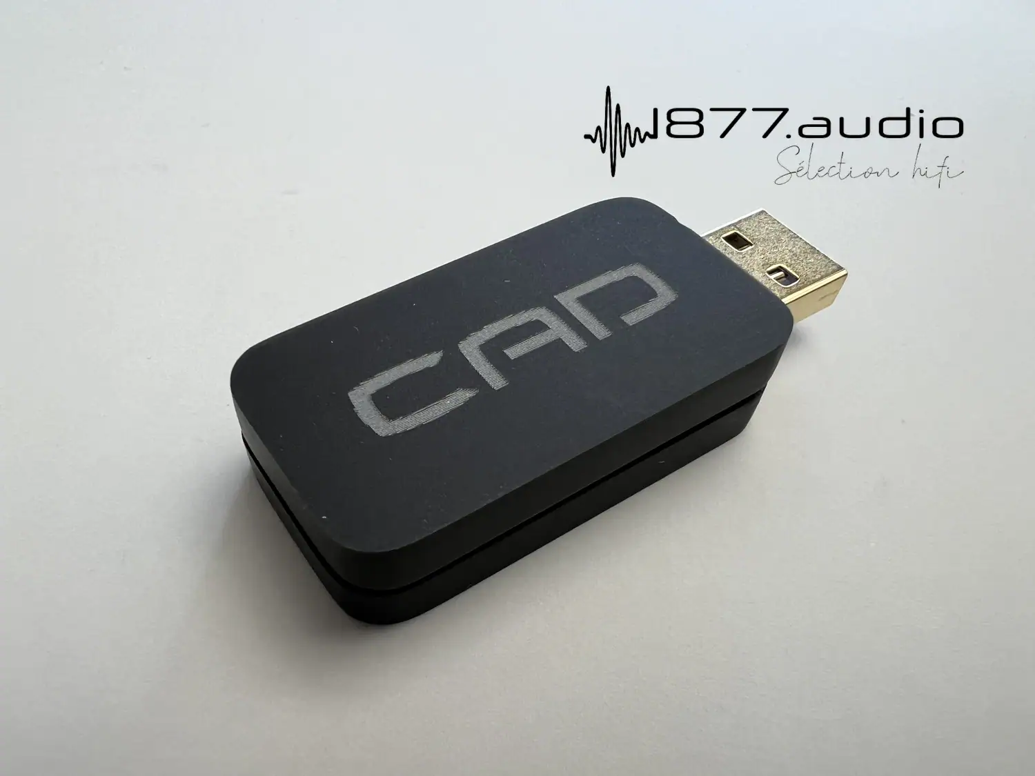 CAD USB Control posé à l'horizontale, vue de la tranche