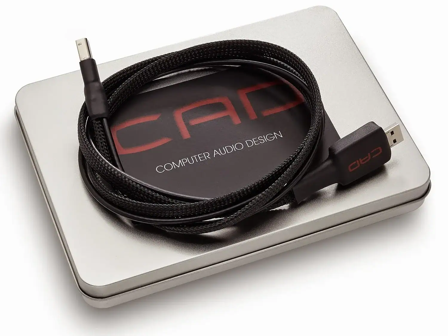 CAD USB I posé en rond sur sa boîte en métal