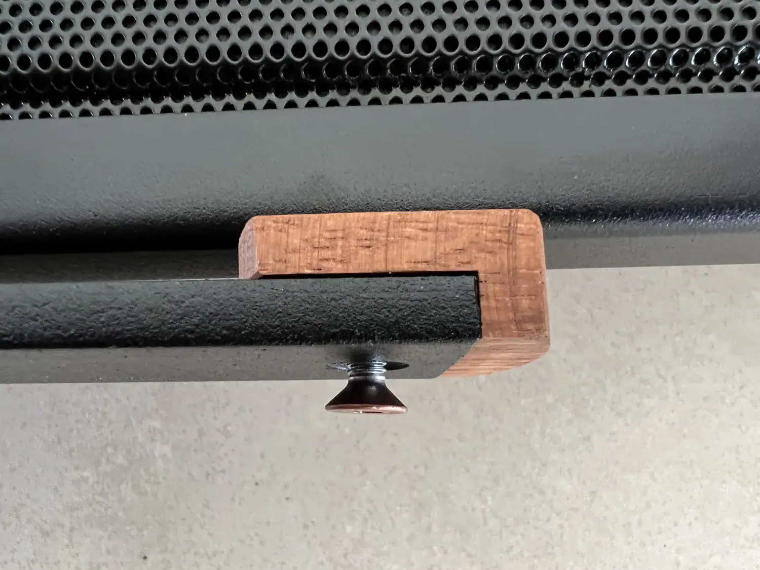 Diptyque Audio dp 107 en cours de montage, détail de la fixation entre les pieds métalliques et l'enceinte avec un insert en bois 2