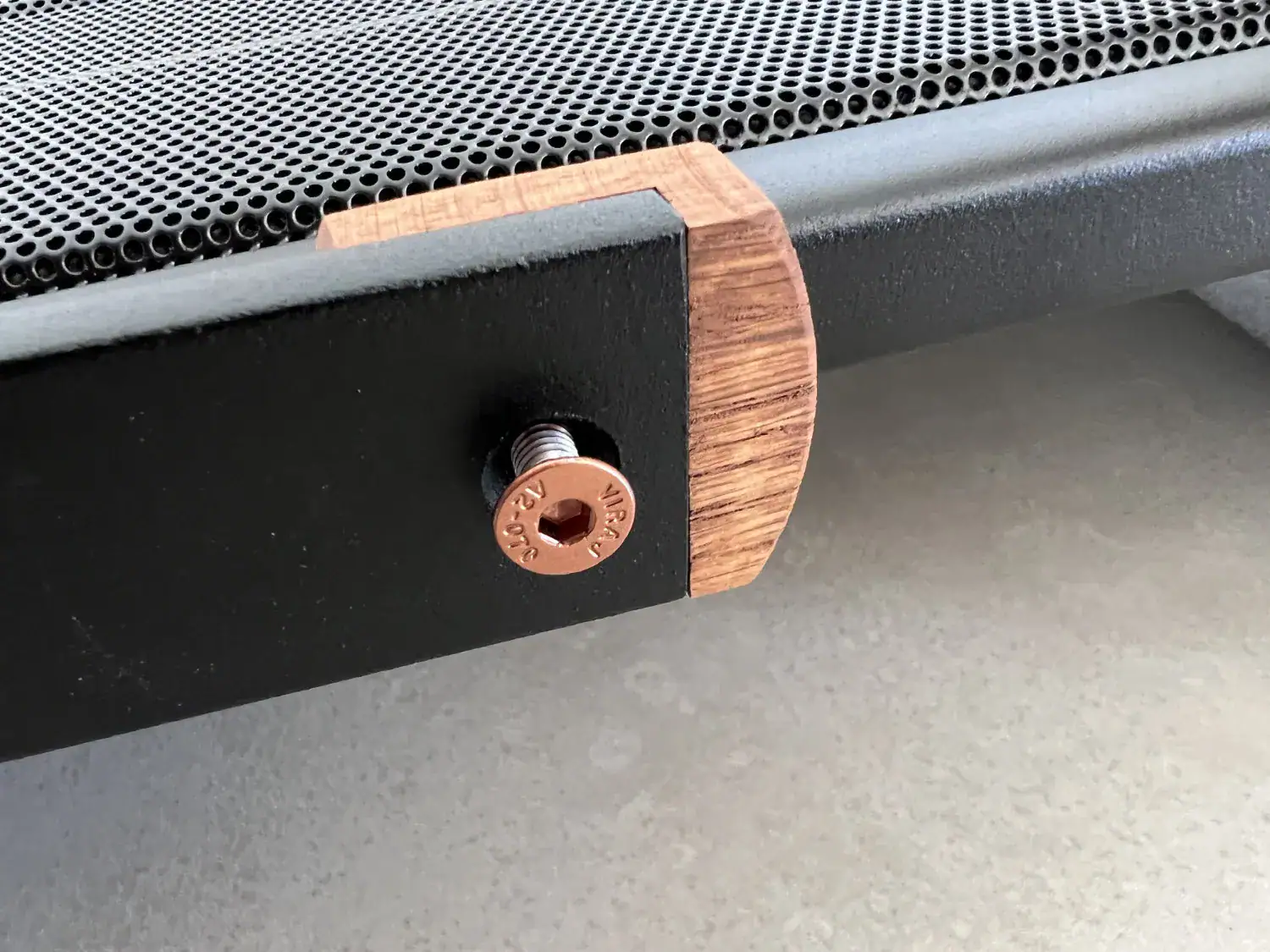 Diptyque Audio dp 107 en cours de montage, détail de la fixation entre les pieds métalliques et l'enceinte avec un insert en bois 1