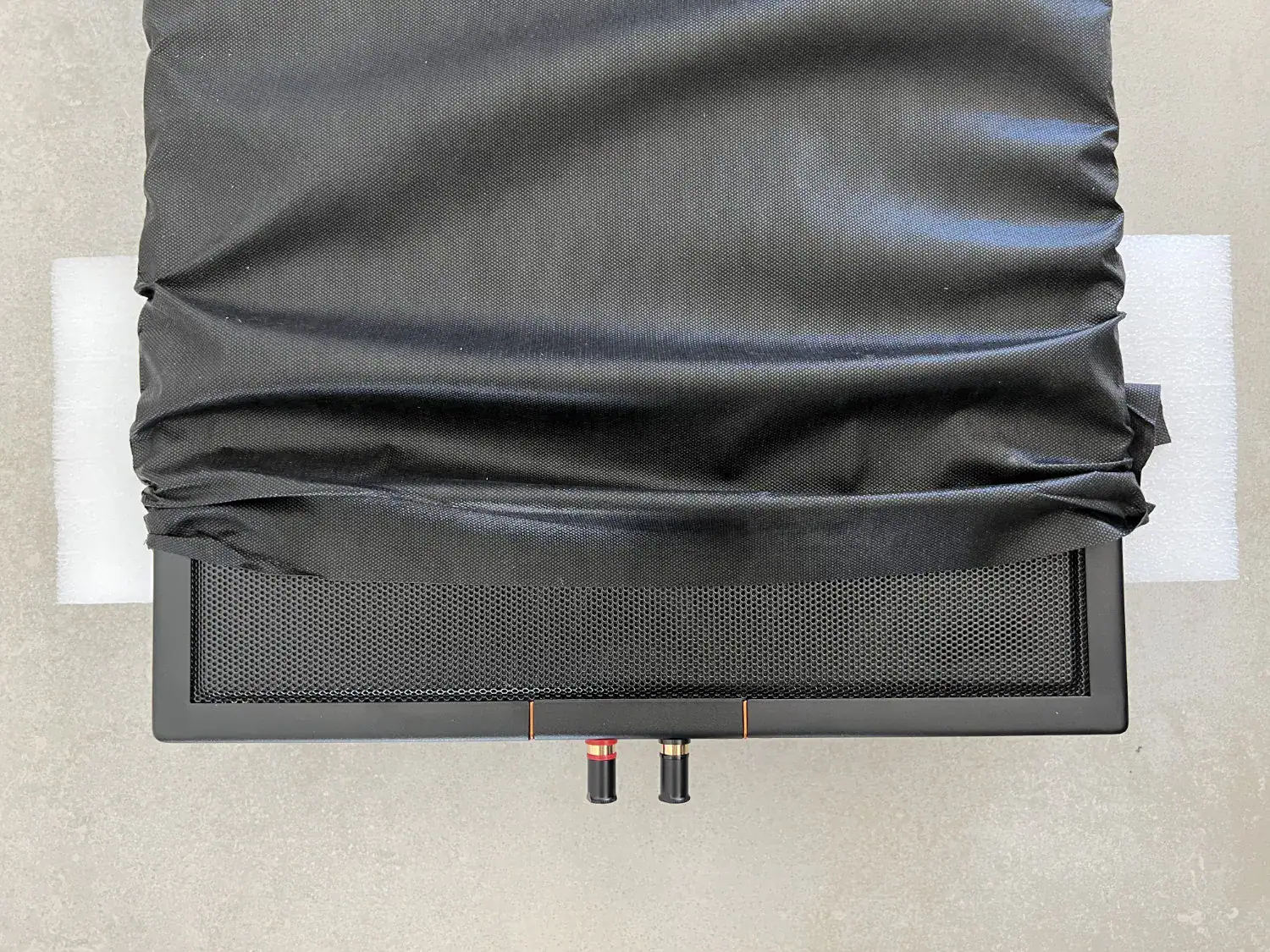 Diptyque Audio dp 107 en cours de montage, bas de l'enceinte avec ses borniers