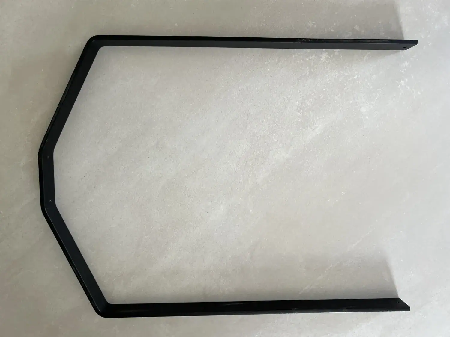 Diptyque Audio dp 107 en cours de montage, détail des pieds métalliques