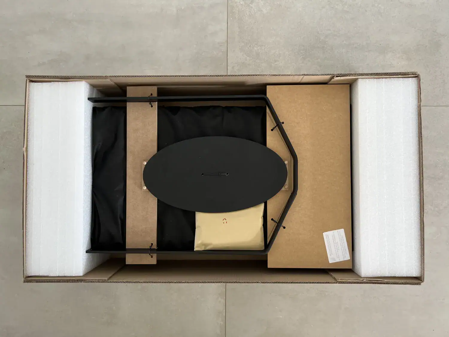 Diptyque Audio dp 107 en cours de montage, pieds rangés au-dessus de la protection de l'enceinte