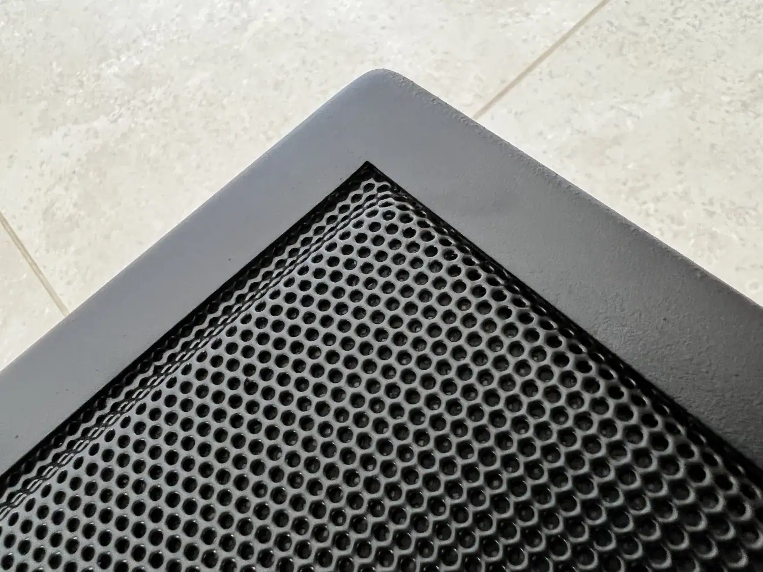 Diptyque Audio dp 107 en cours de montage, détail du cadre de l'enceinte et de sa grille