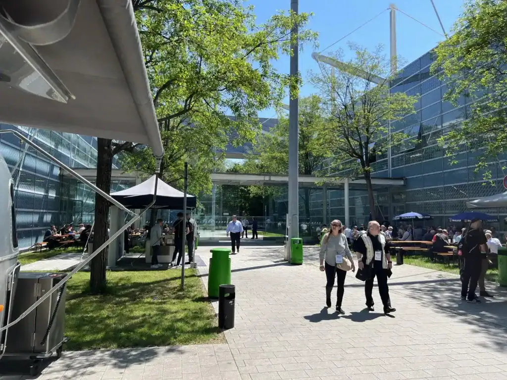 Ilôt central du MOC qui accueille des stands éphémères de restauration pendant le salon High-End de Munich