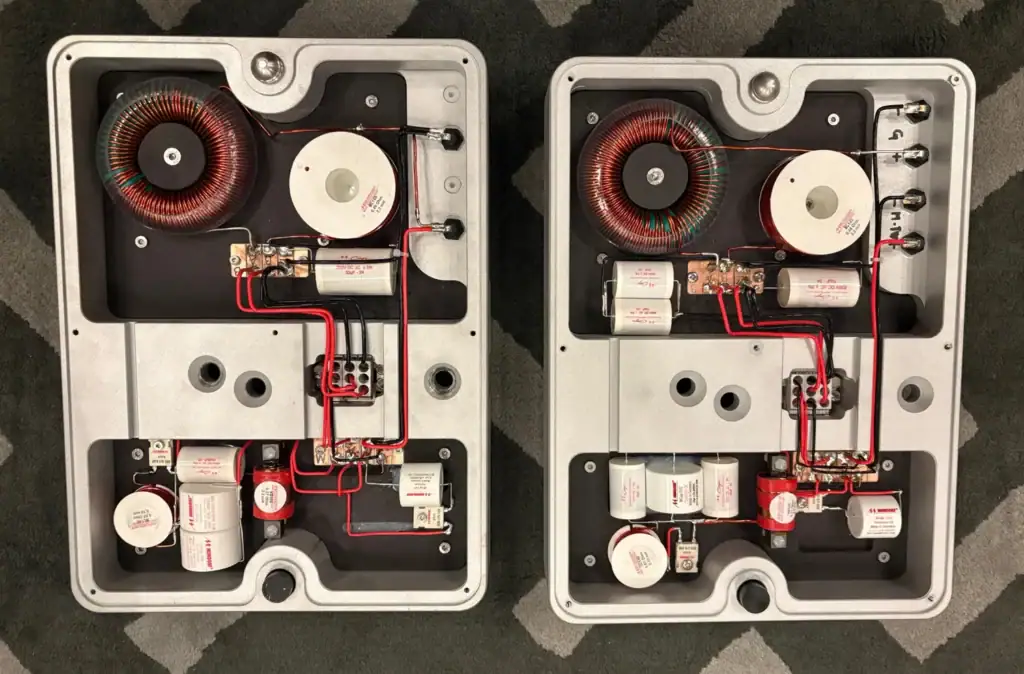 GY8 sur les enceintes panneau Diptyque Reference MkII 03