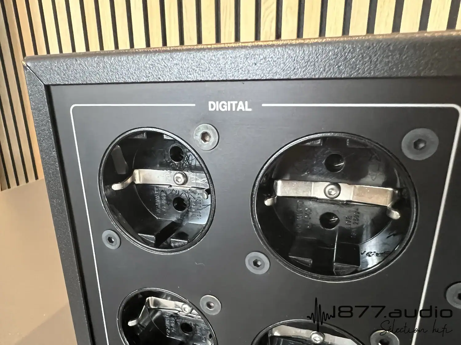 Gigawatt PC4 EVO silver détail des prises arrières