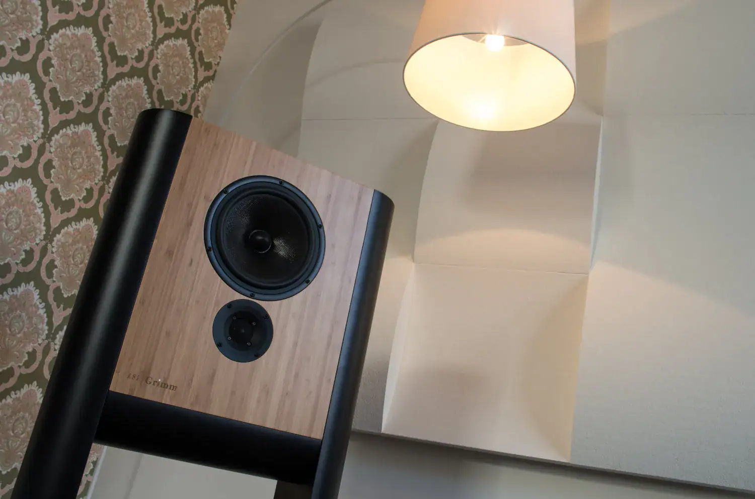 Grimm Audio LS1a en situation en finition bois vue en contre plongée