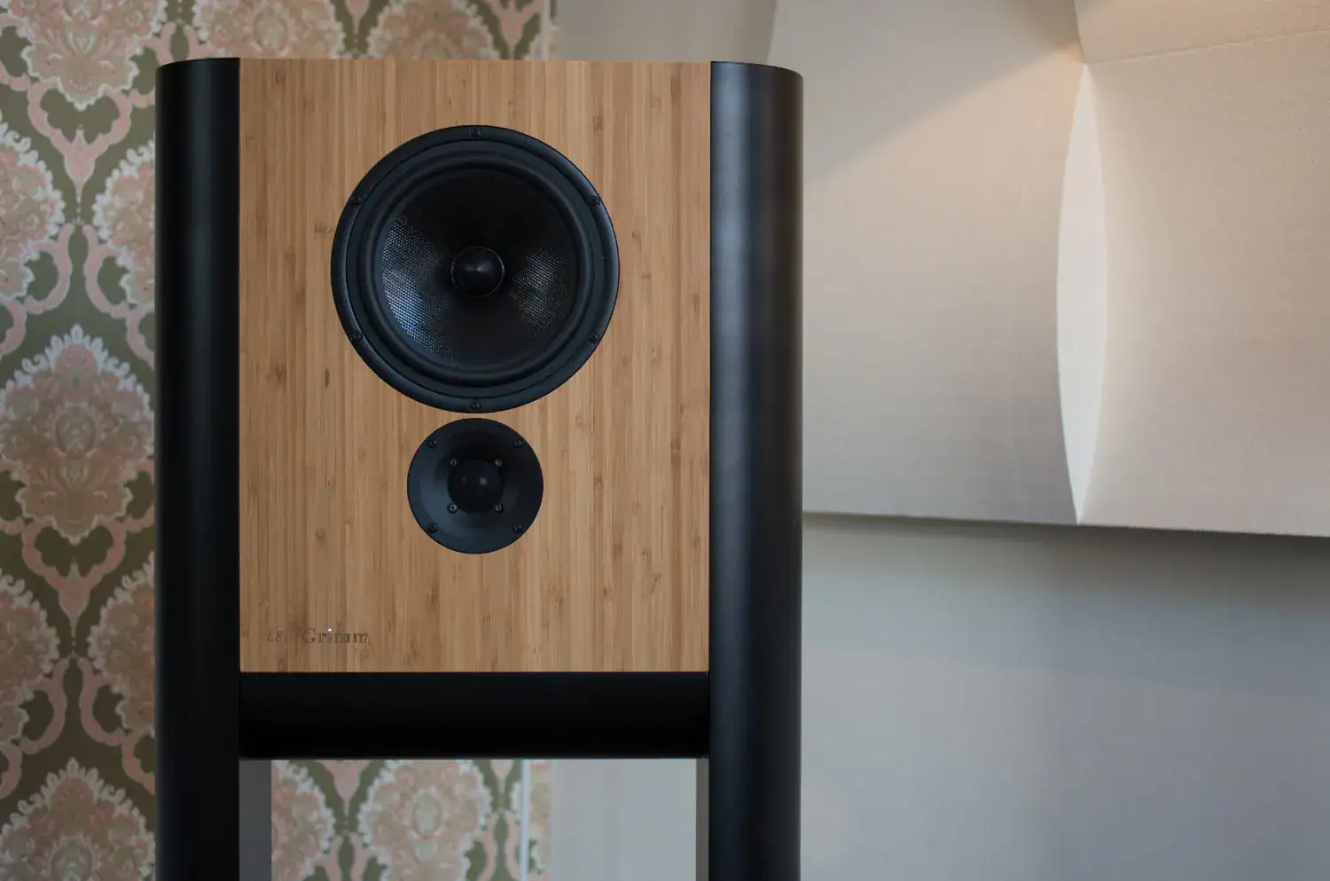 Grimm Audio LS1a en situation en finition bois vue zoomée de face