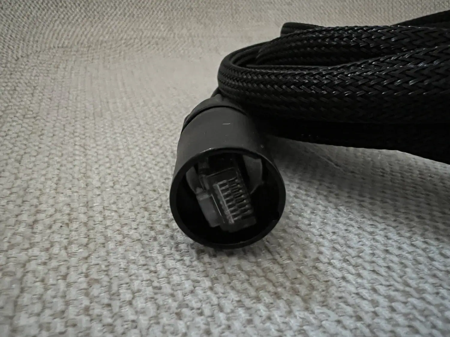 Grimm Audio LS1be détail du connecteur de liaison entre les enceintes de type RJ45