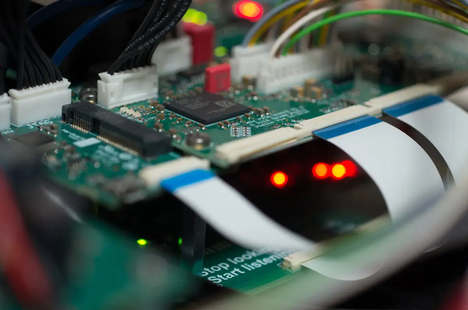 Grimm Audio MU1 vue intérieure de différentes cartes en fonctionnement (LED allumées)