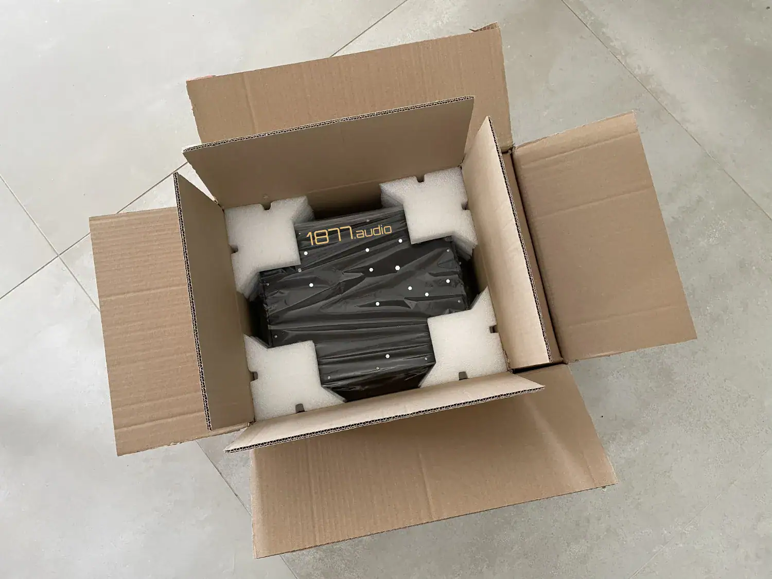 Grimm Audio MU1 dans son carton d'origine avec ses protections