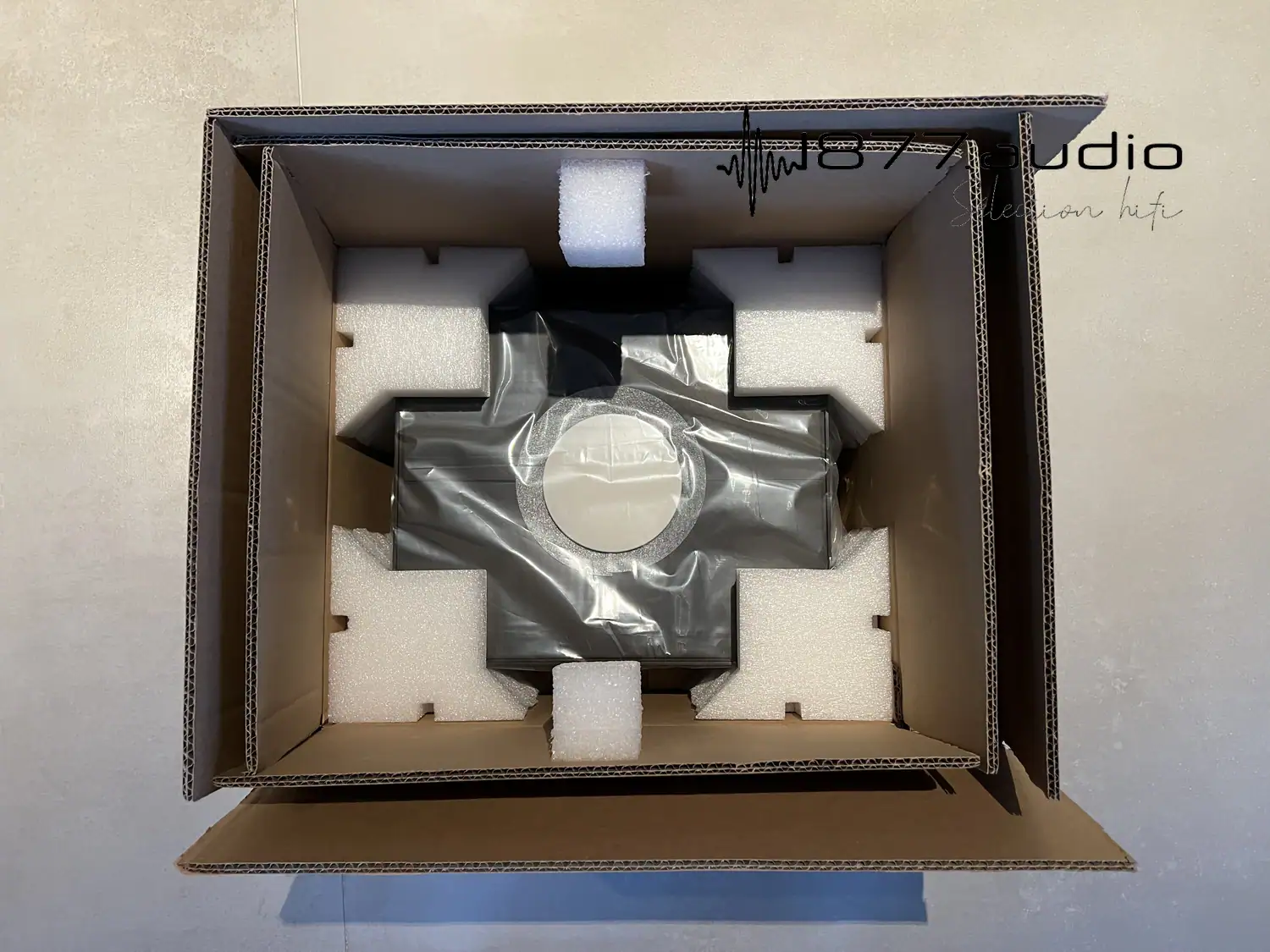 Grimm Audio MU2 carton ouvert avec vue sur les protections