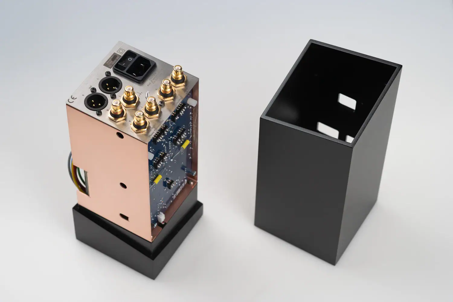 Panneau latéral du Phonostage Grimm Audio PW1 ouvert avec son électronique à gauche et le capot à droite