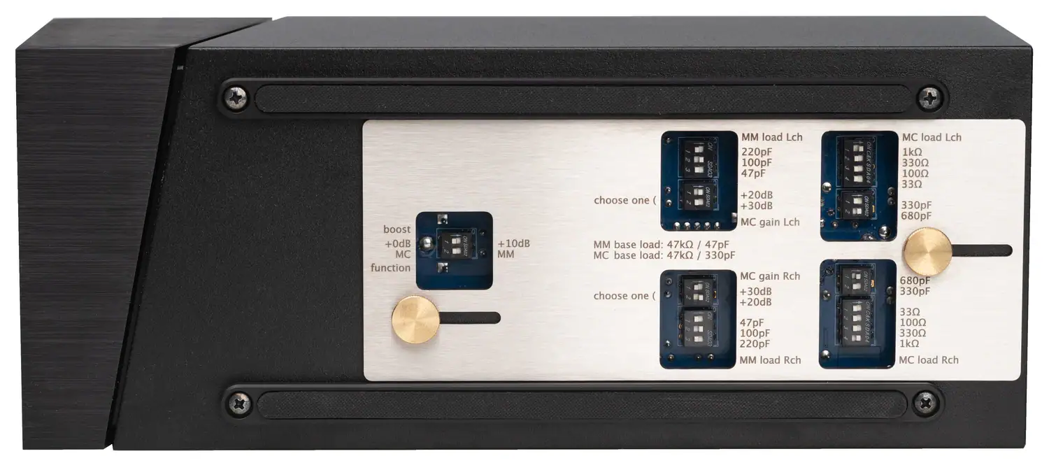 Panneau latéral du Phonostage Grimm Audio PW1 avec ses ouïes de réglages ouvertes laissant apparaître la configuration