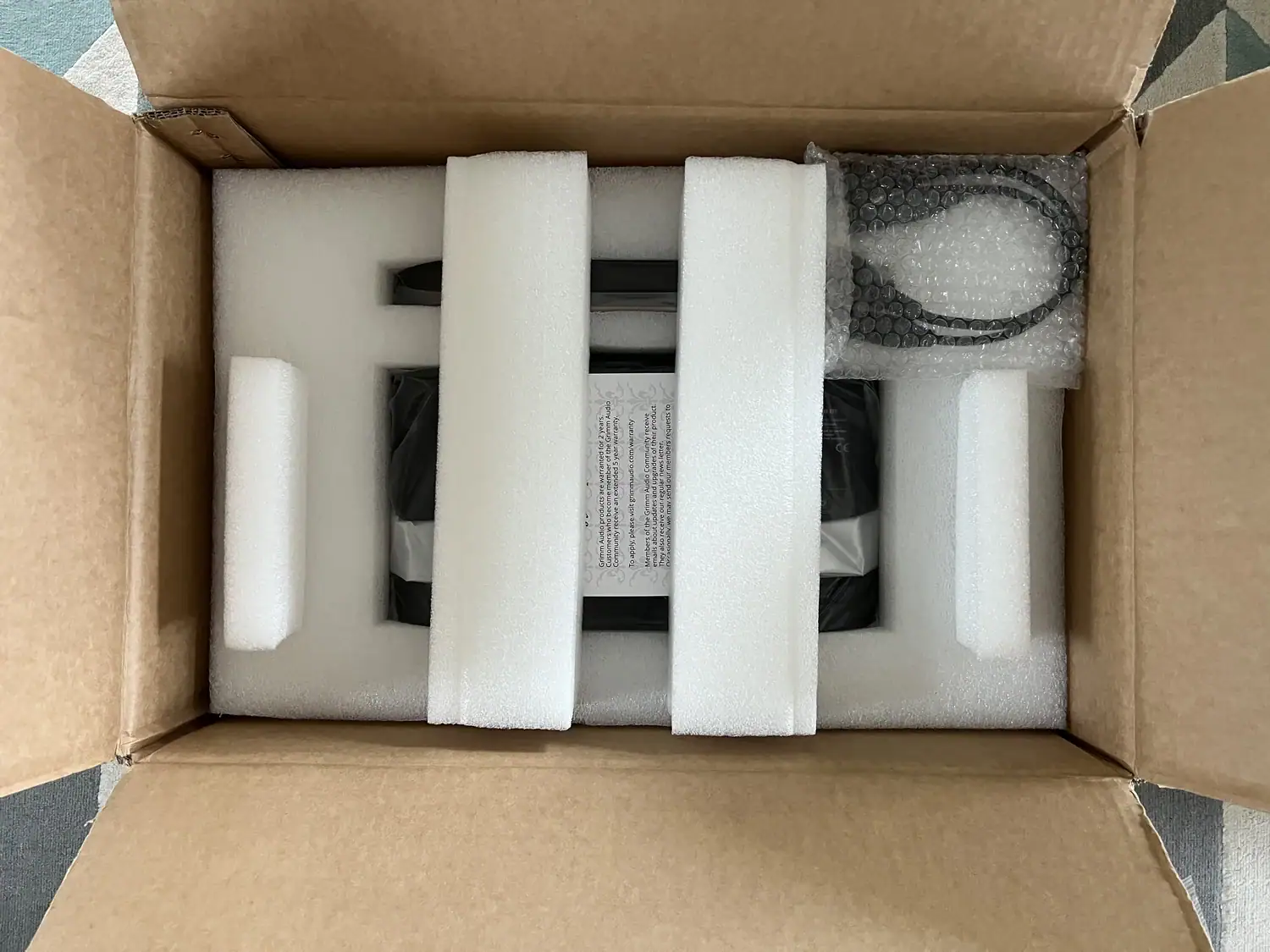 Déballage du caisson Grimm Audio SB1 avec ses mousses de protection de transport