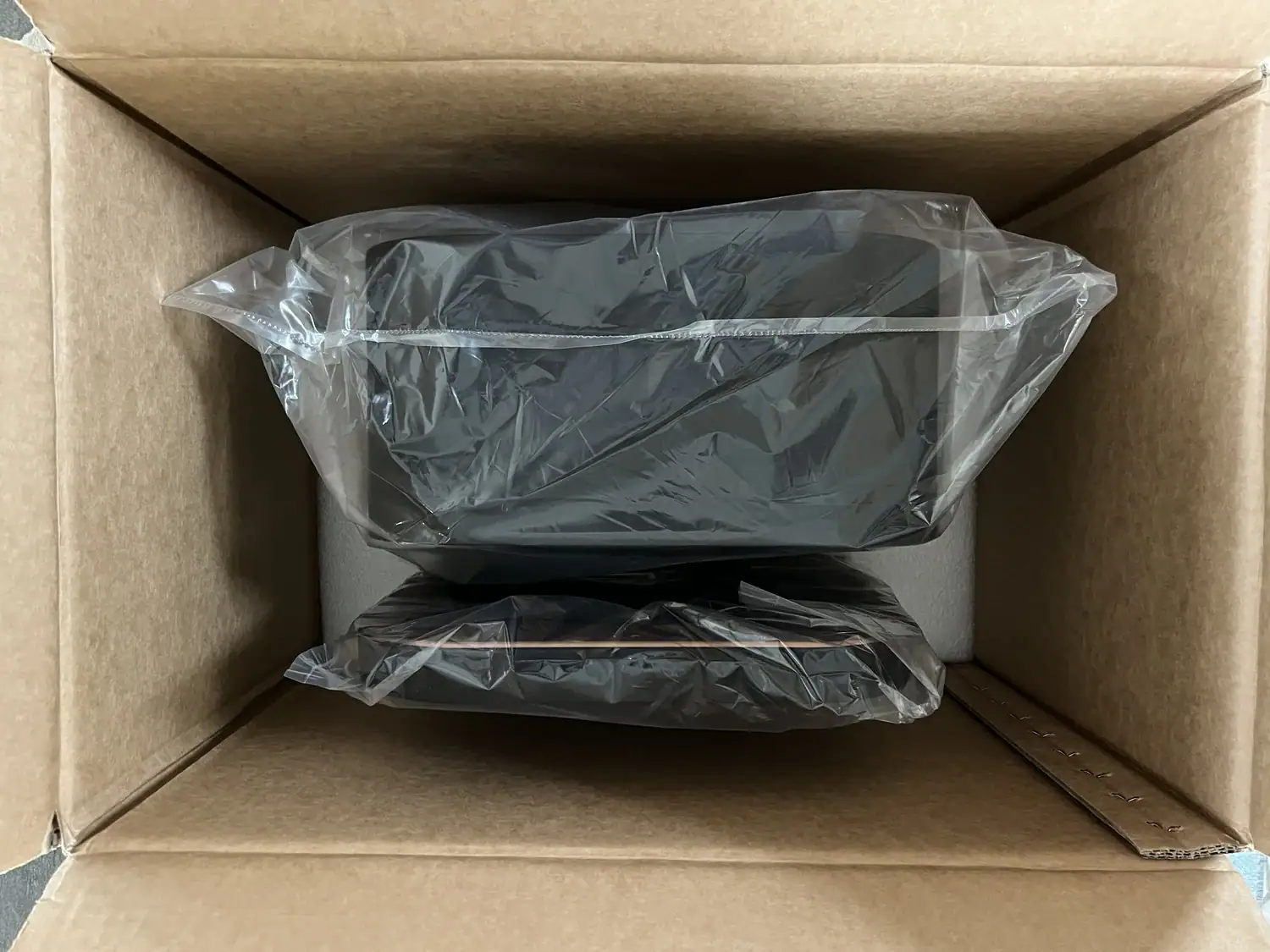 Déballage du caisson Grimm Audio SB1 dans son plastique anti-poussière