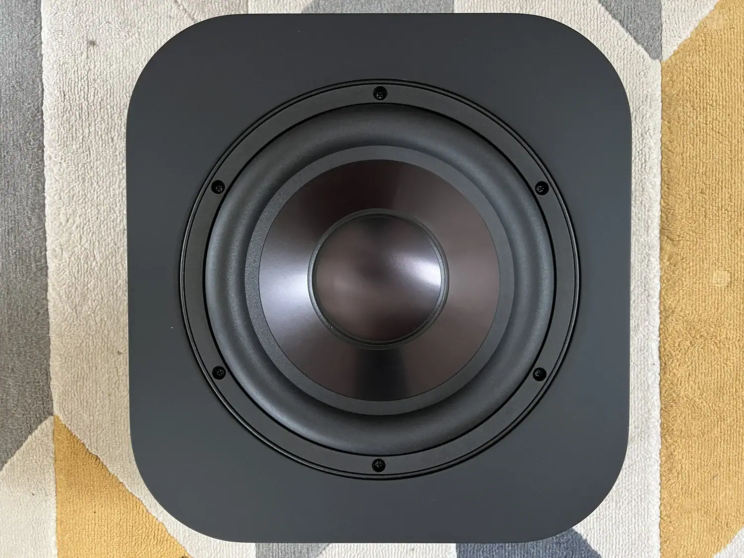 Déballage du caisson Grimm Audio SB1 dans son carton avec la membrane visible