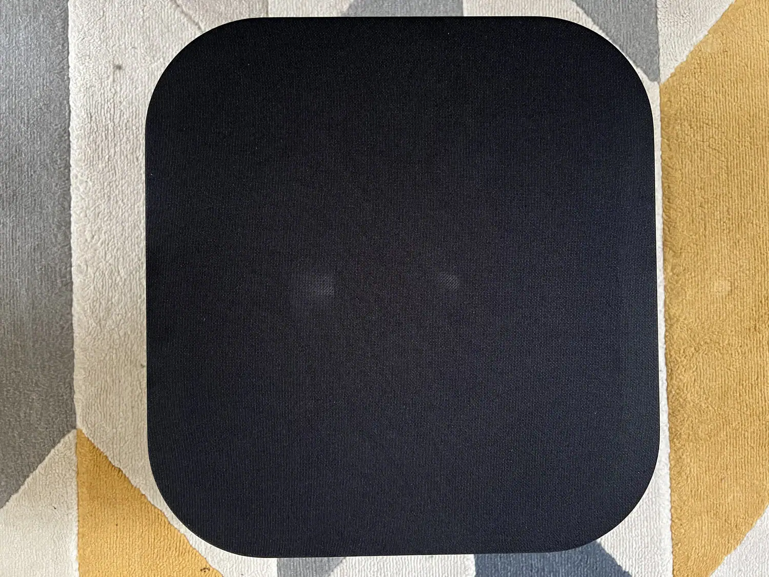 Déballage du caisson Grimm Audio SB1 assemblé sur un tapis coloré