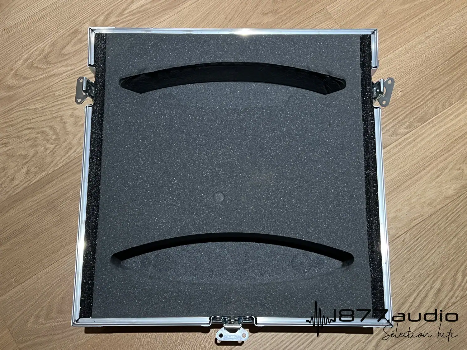 Halcro Eclipse mono vue intérieure du flight-case avec la découpe de la mousse sur-mesure pour accueillir les pieds