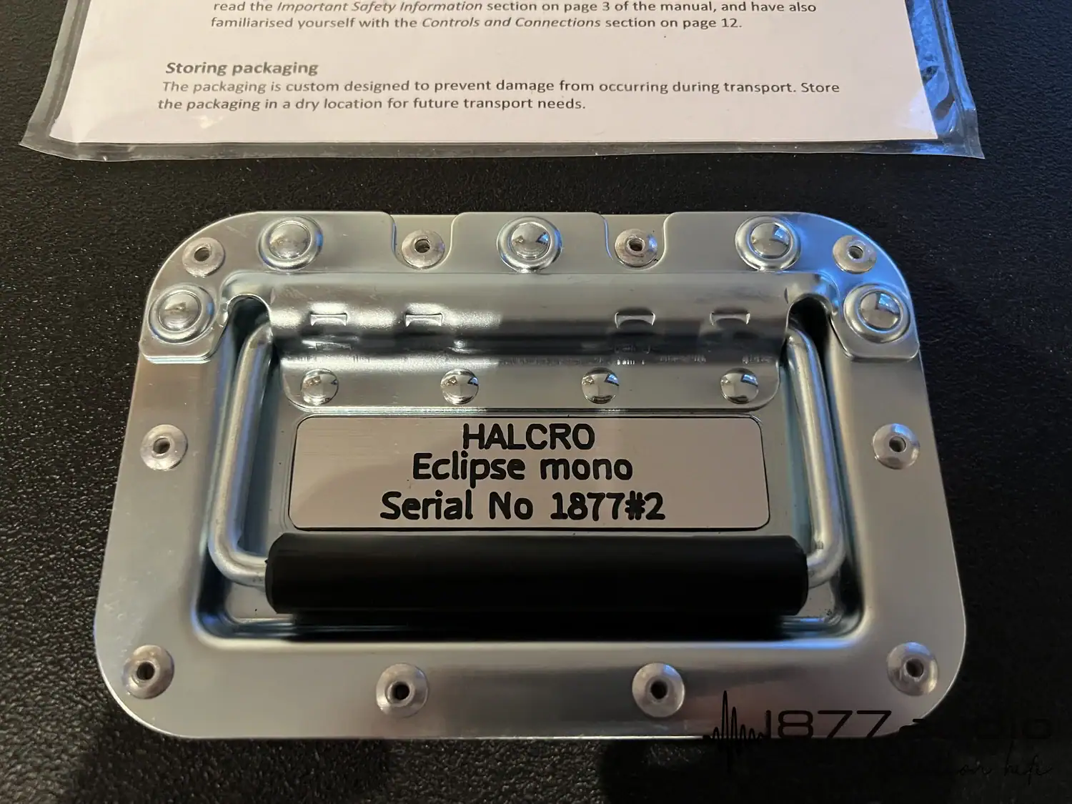 Halcro Eclipse mono numéro de série 1877 gravé sur le flight case