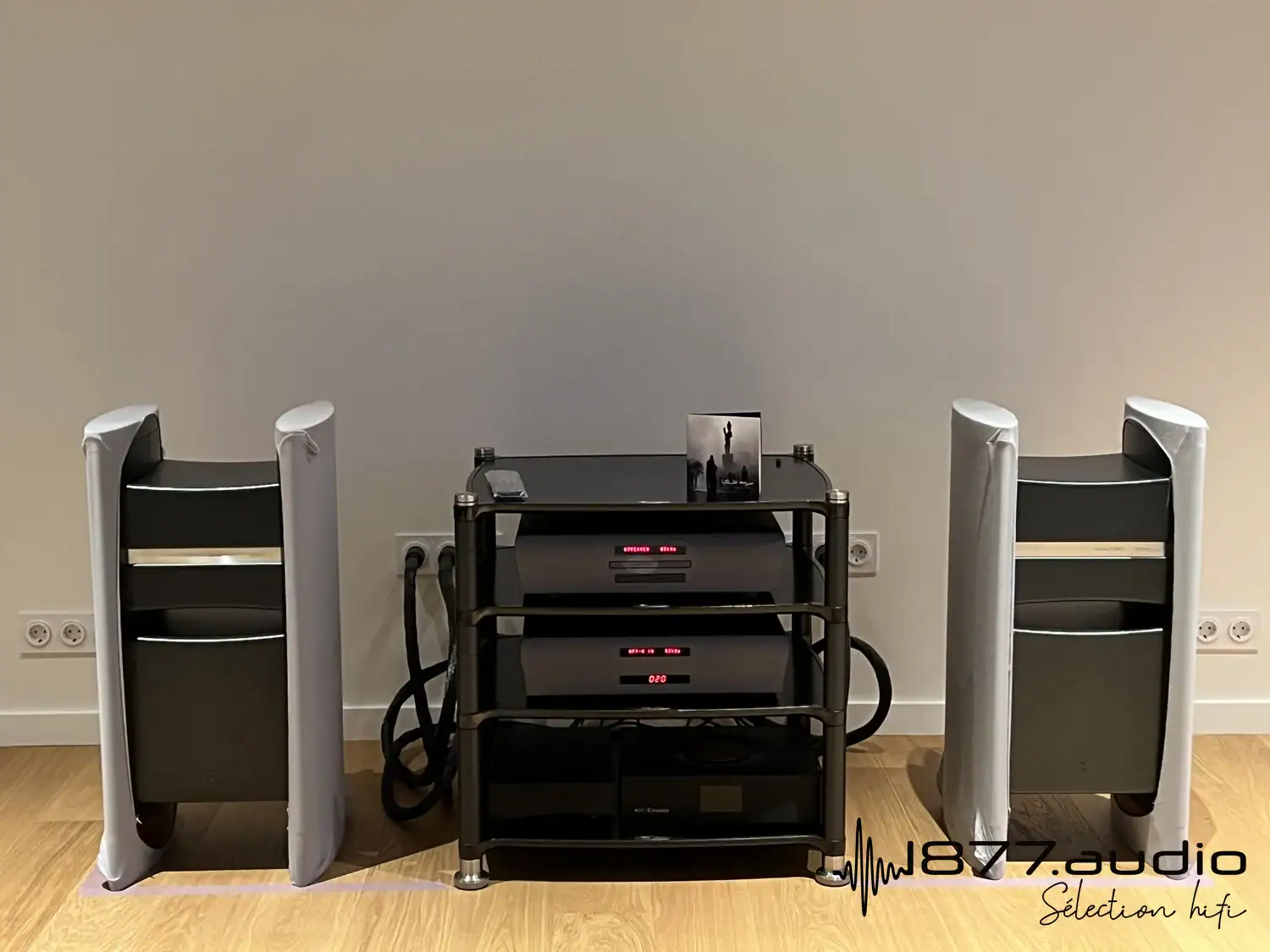 Halcro Eclipse mono en situation de part et d'autre d'un rack Hi-Fi