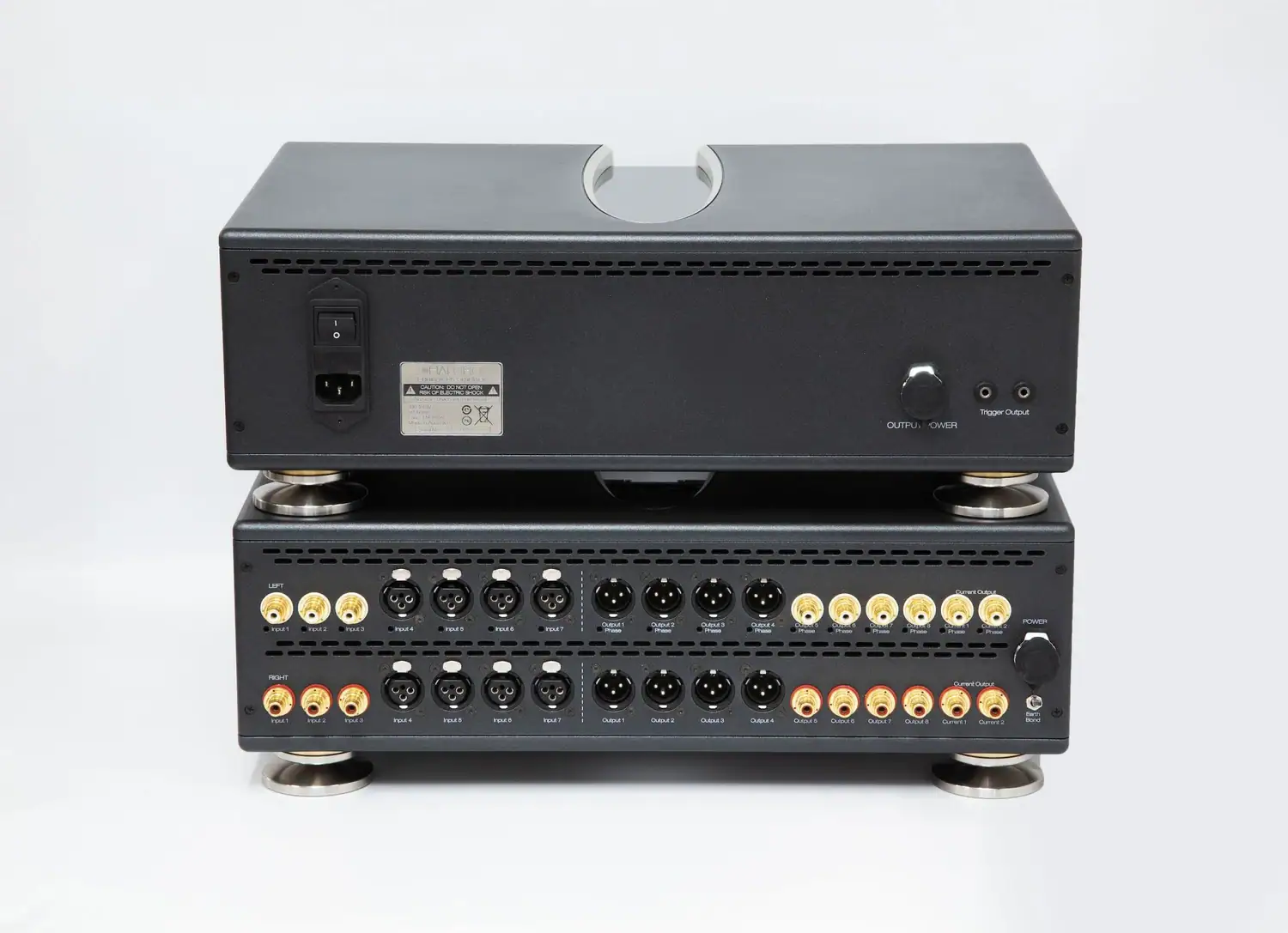 Vue arrière du préamplificateur Halcro Equinox composé du bloc d'alimentation disposé au dessus et du bloc de préamplification en dessous avec un nombre impressionnant de connecteurs