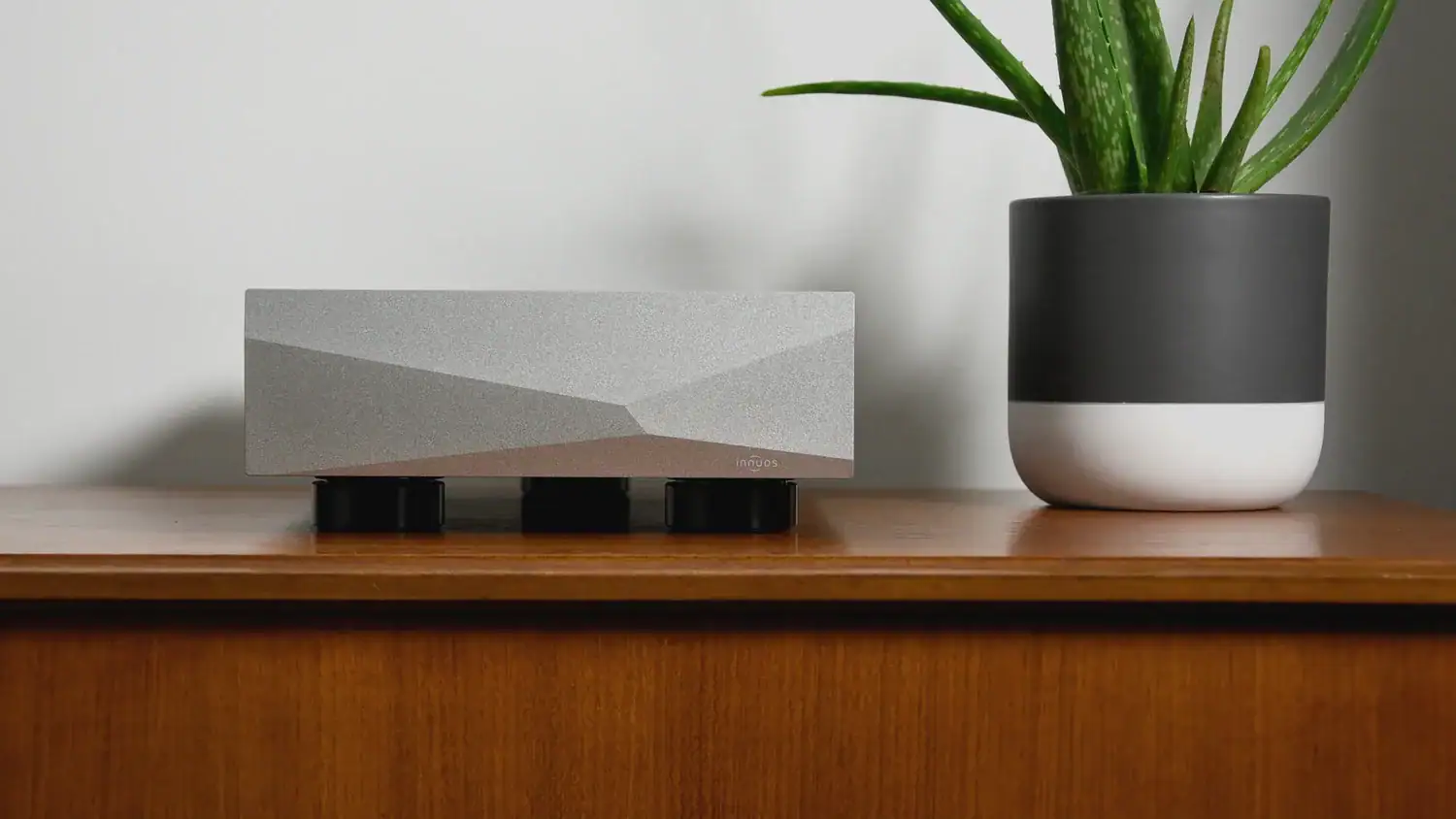 Innuos PhoenixNET argenté vue en situation sur un meuble en bois