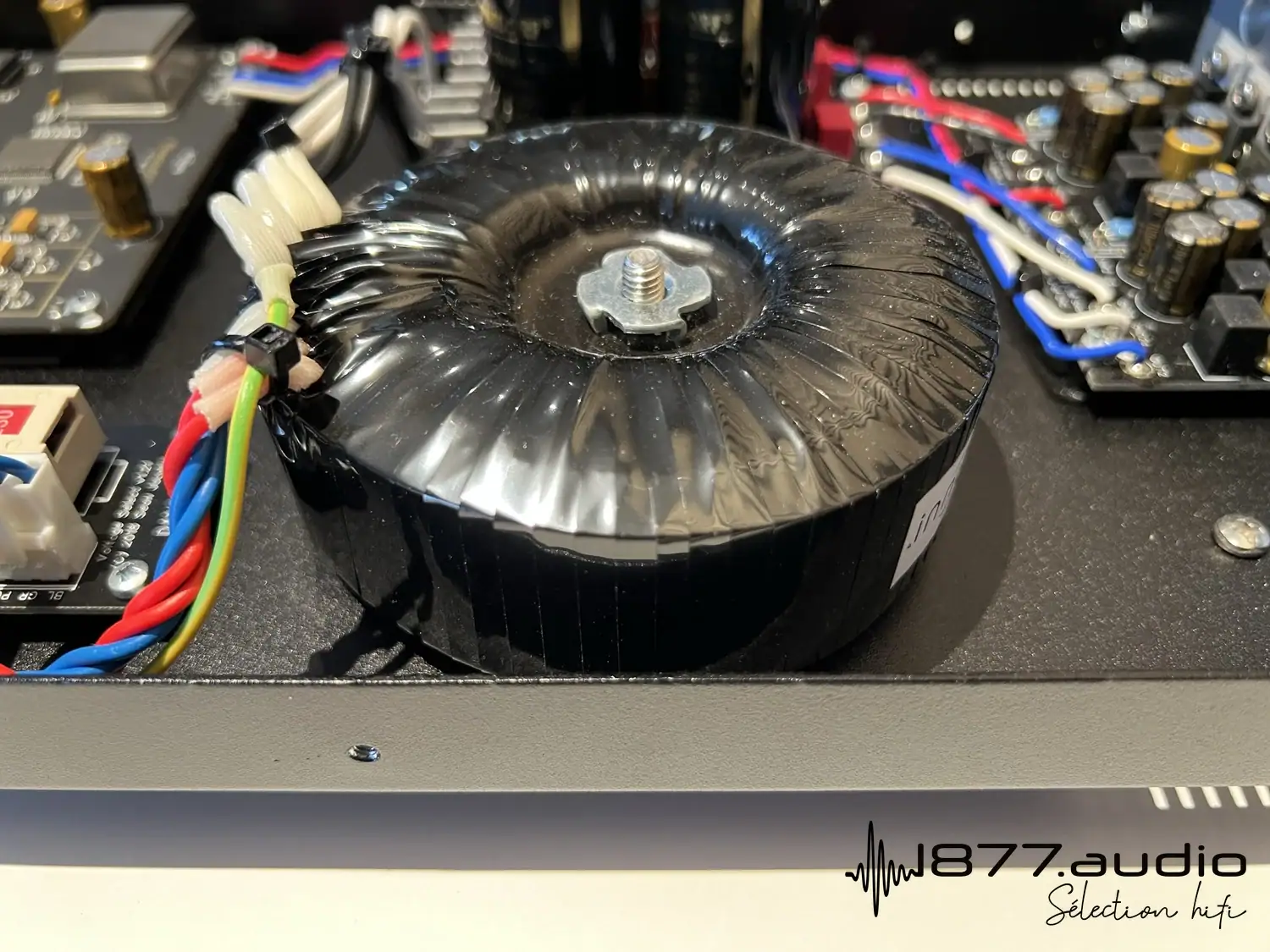 Vue interne de l'Innuos PhoenixNET, zoom sur l'alimentation torique