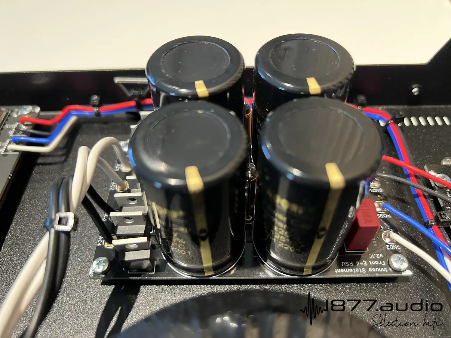 Vue interne de l'Innuos PhoenixNET, zoom sur quatre gros condensateurs