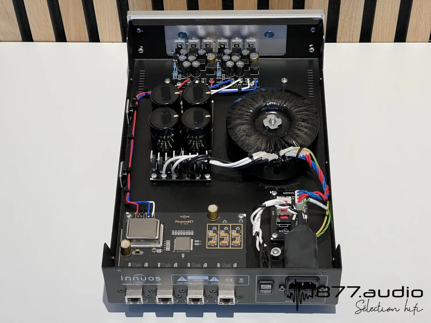 Vue de dessus de l'Innuos PhoenixNET,ouvert avec tous ses composants à nu