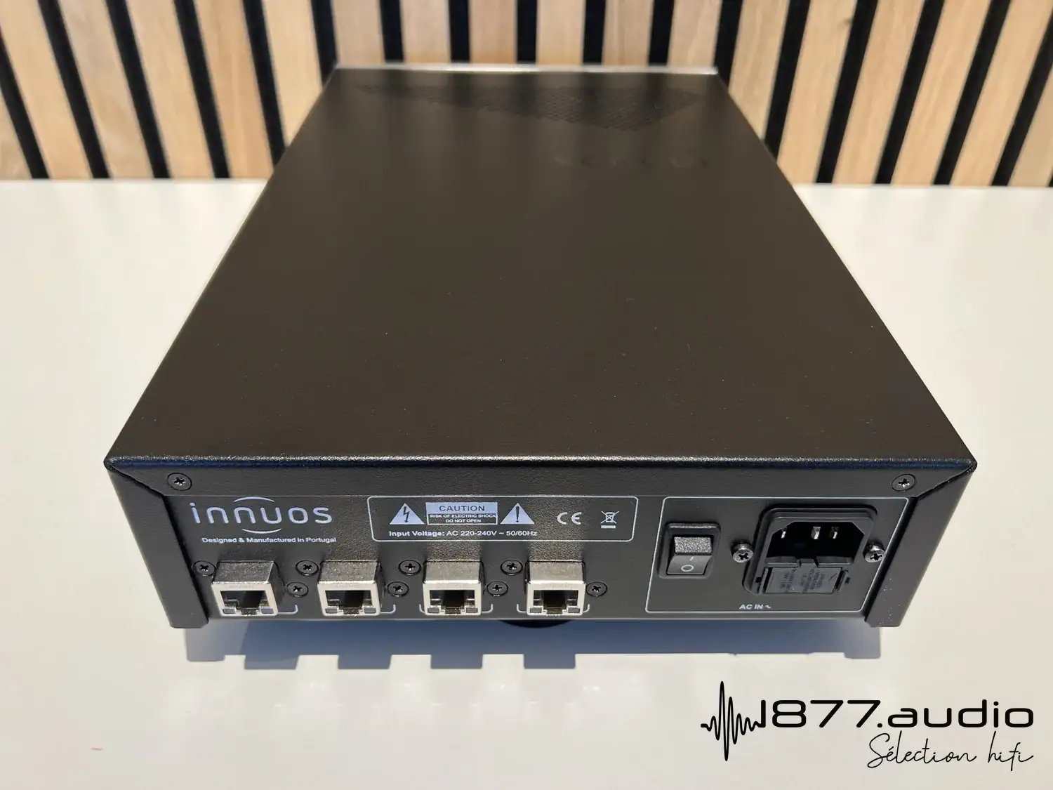 Vue de dessus du Switch réseau Innuos PhoenixNET avec ses 4 ports RJ45 situés à l'arrière