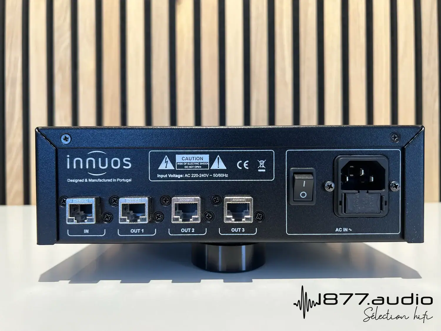 face arrière du switch réseau Innuos PhoenixNET avec ses quatre ports Ethernet