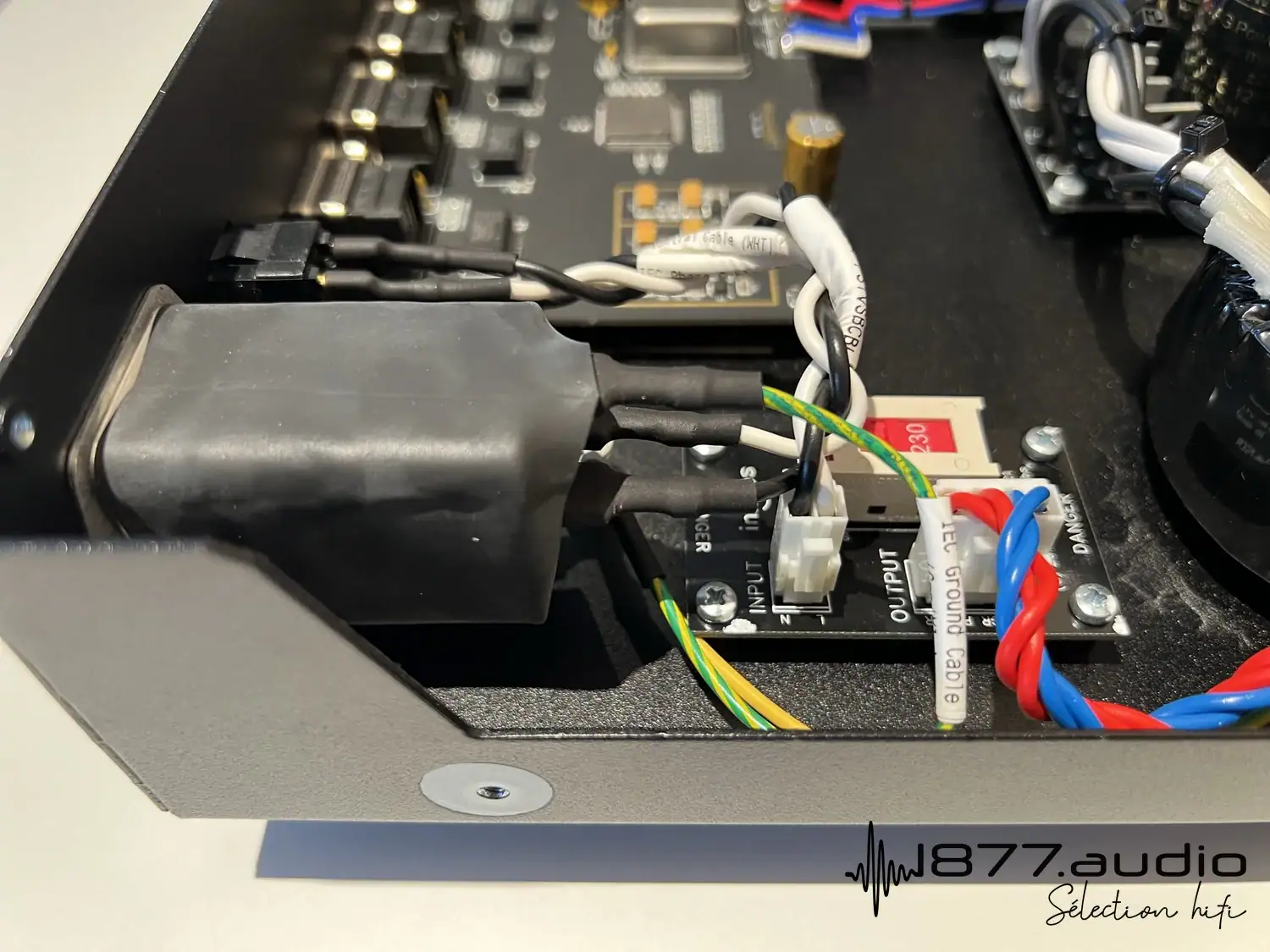 Vue interne de l'Innuos PhoenixNET, zoom sur le connecteur d'alimentation