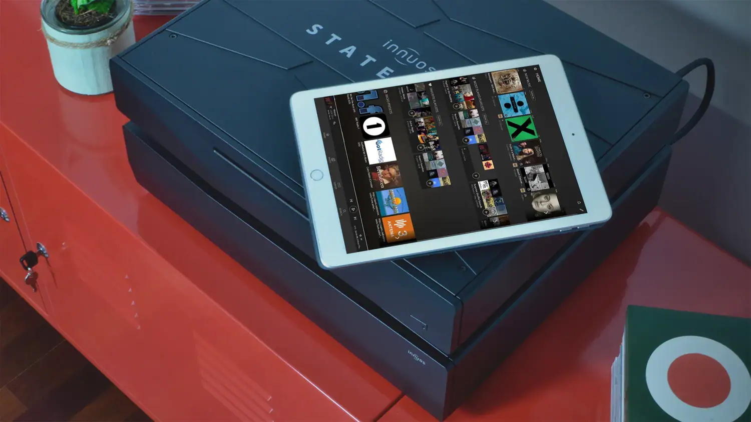 Innuos Statement tablette posée sur un canapé sur tapis rouge