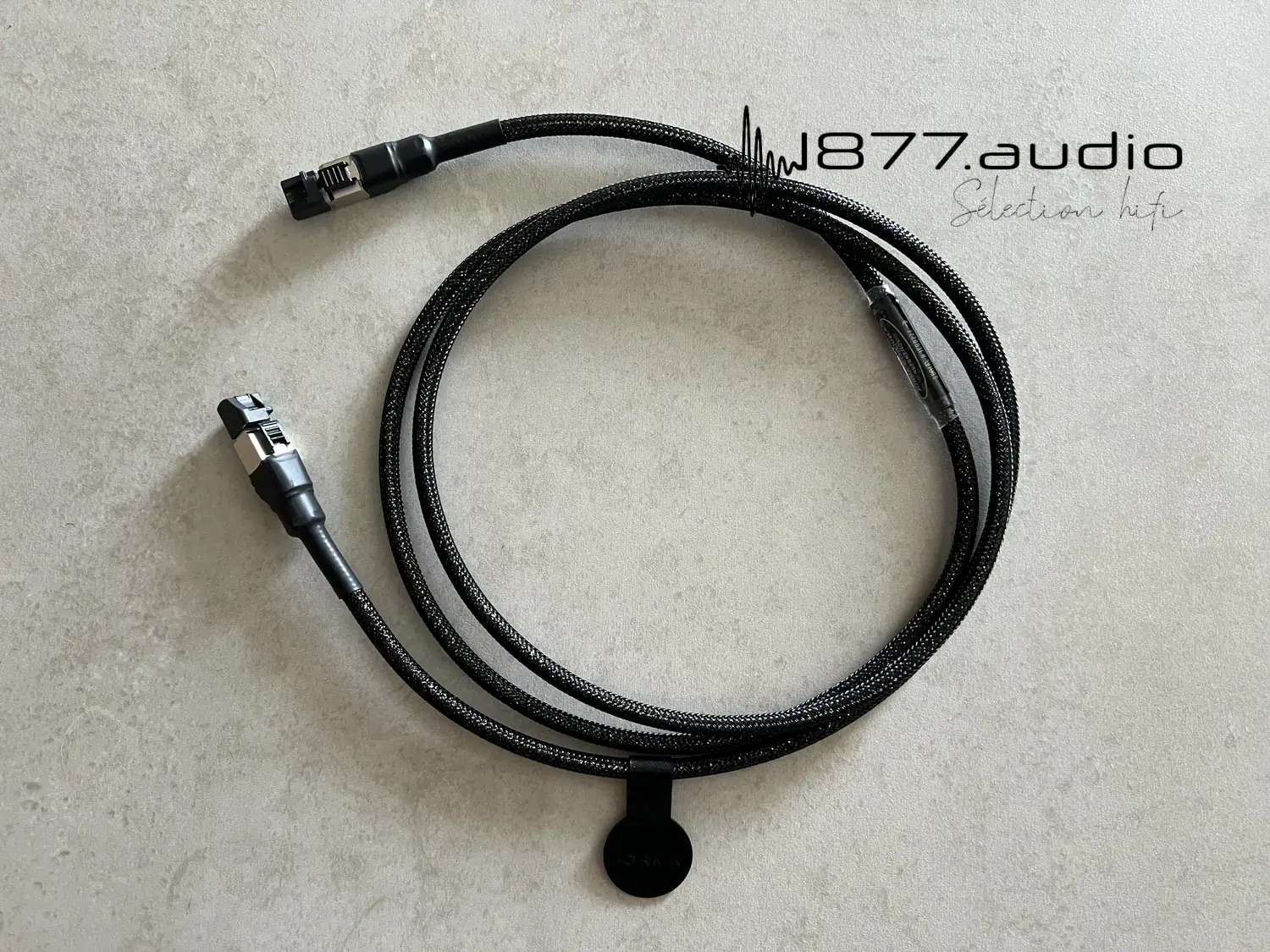 Câble Ethernet Jorma enroulé avec une vision complète dont tag NFC et connecteurs