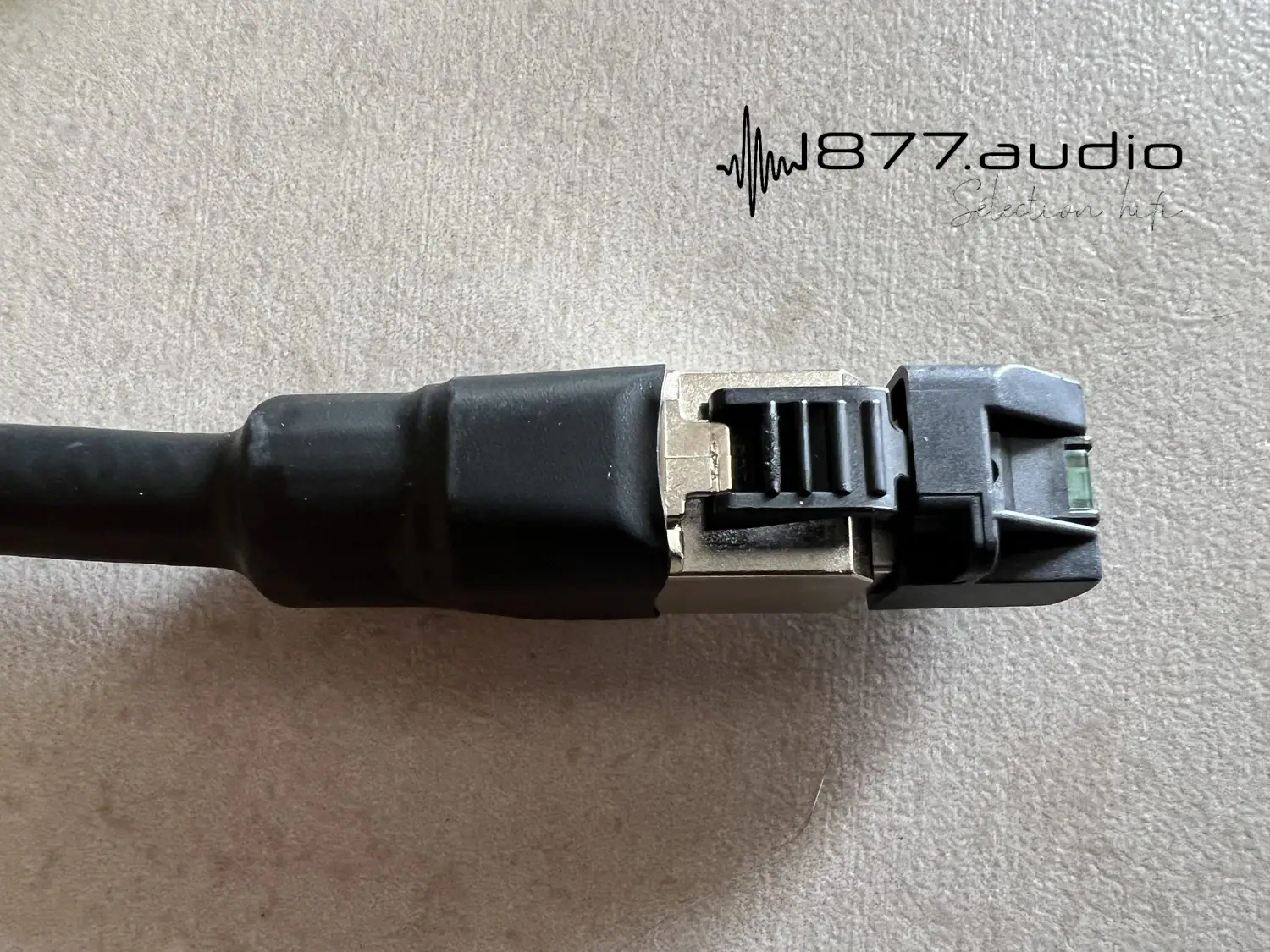 Zoom sur le câble Ethernet Jorma : connecteur avec sa protection