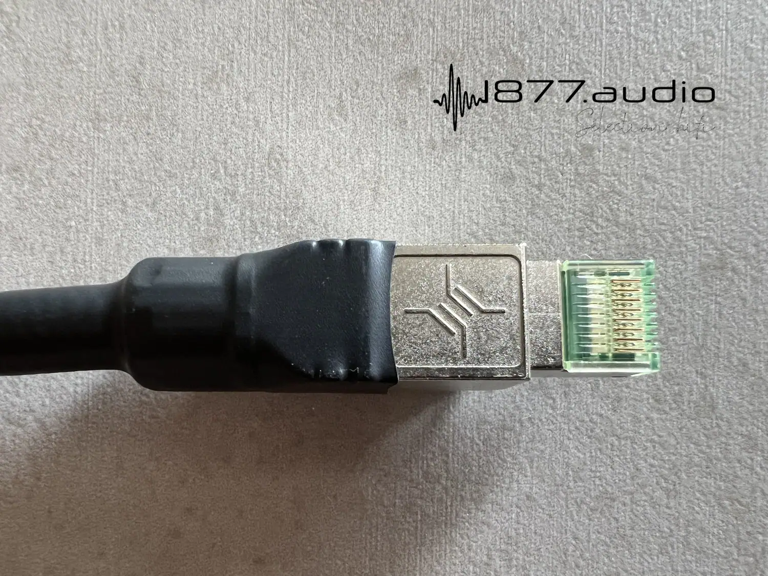 Zoom sur le câble Ethernet Jorma : connecteur Telegartner