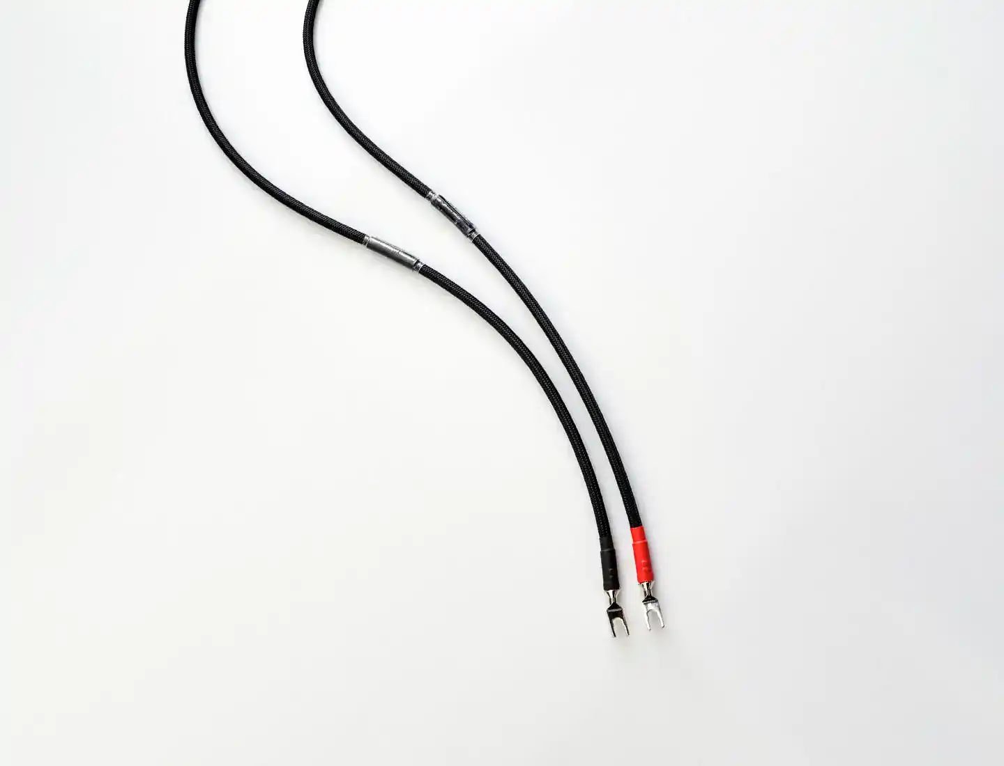 Jorma câble HP Trinity câbles à peu près parallèles sur une surface blanche