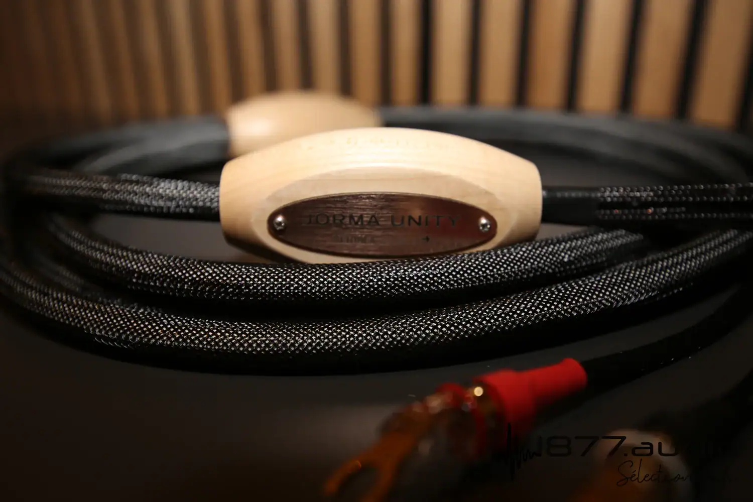 Jorma Unity câble haut-parleur : zoom sur l'insert en bois portant le nom de la gamme et le numéro de série